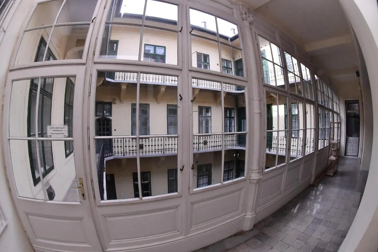 Five Seasons Vaci Utca Apartment Budapest