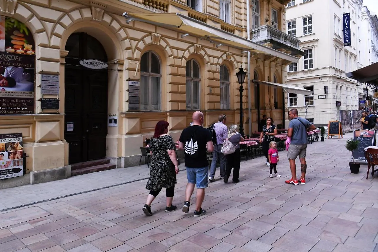 Five Seasons Vaci Utca Apartment Budapest
